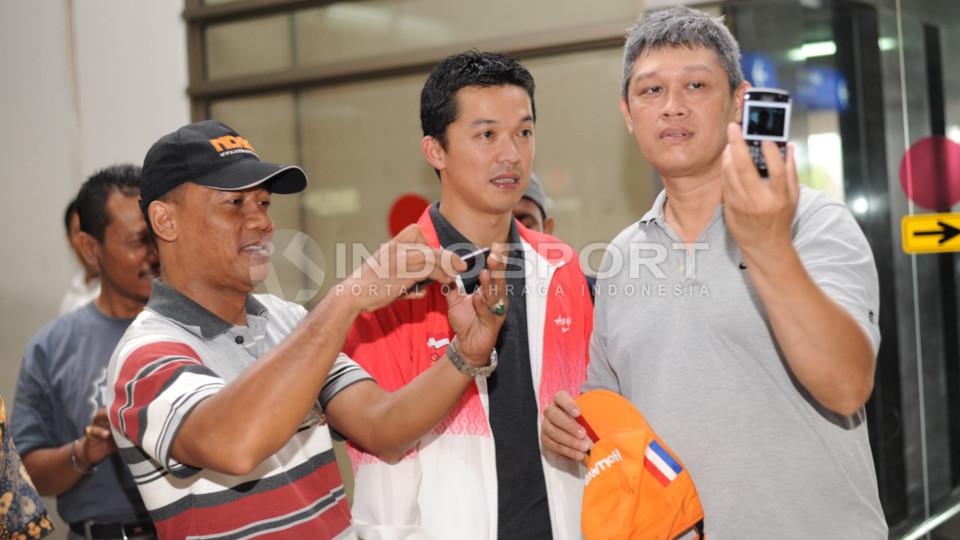 Legenda bulutangkis Indonesia Taufik Hidayat memberikan kesempatan untuk foto bersama penggemarnya.